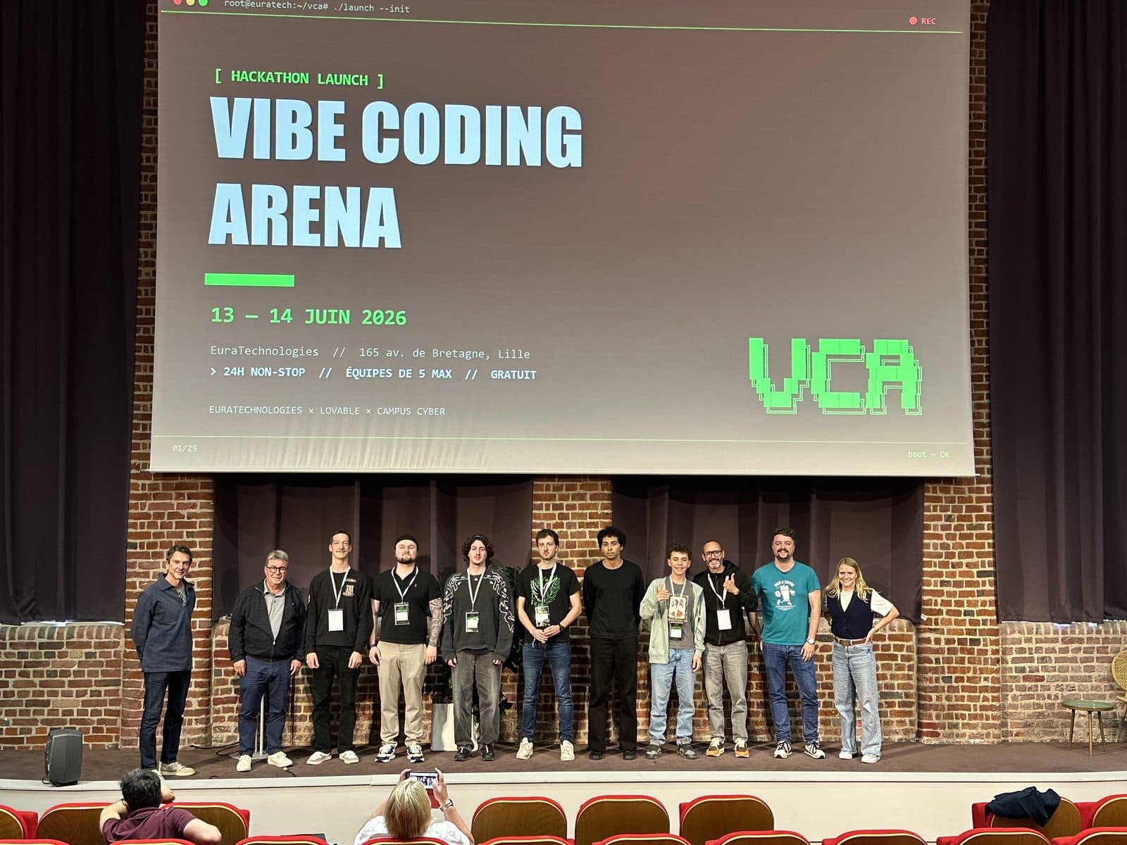 Tous les participants réunis sur la scène, sous l'écran Vibe Coding Arena