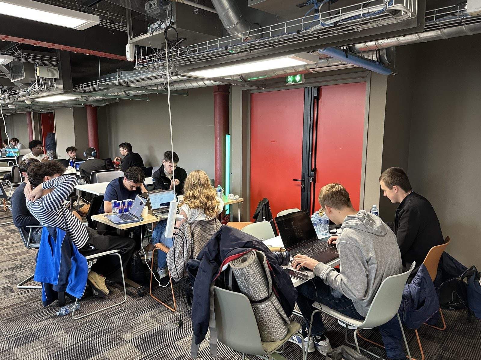 La salle pleine, les équipes en plein travail