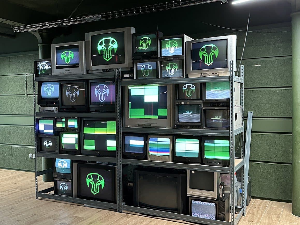 Le mur d'écrans de la scénographie