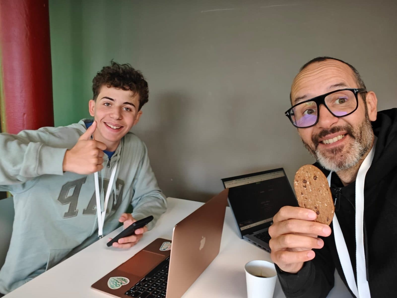 Un mentor échange avec des participants